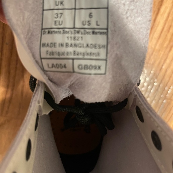 DR. MARTENS 1460 SMOOTH WHITE BOOTIES size 6 - Picture 5 of 6